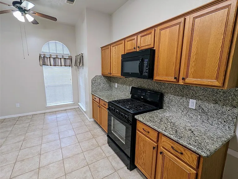 3821 Pin Oak Dr N — Photo 10