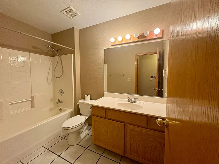 1636 W Ashley Way — Photo 16