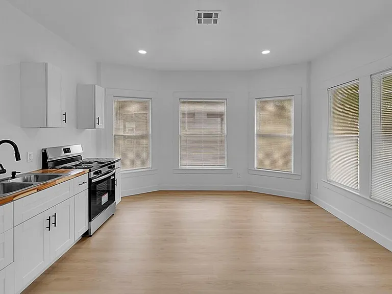 1815 Seneca Ave — Photo 8