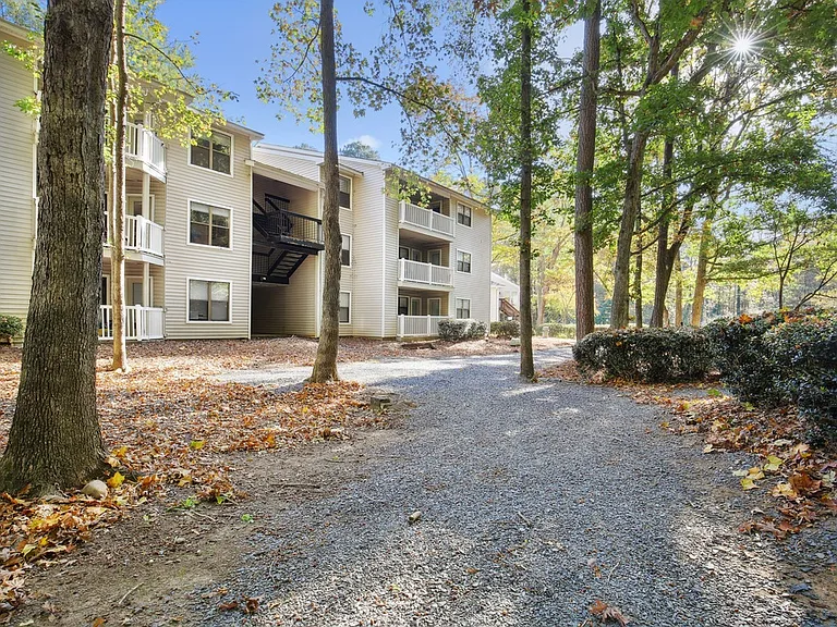 The Falls at Sope Creek Apartments — Photo 9