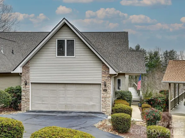 2208 E Cumming Woods Ln, Hendersonville, NC 28739