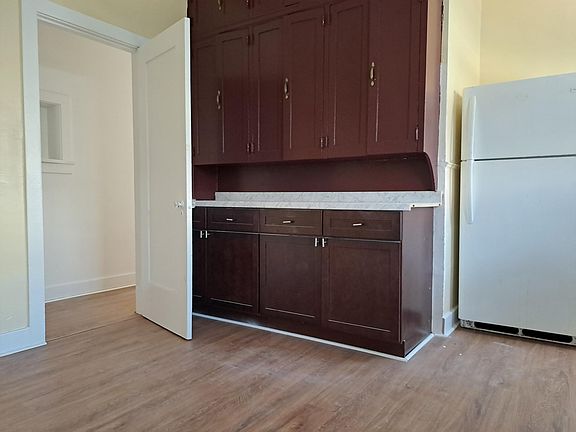 4th image of 221 N Kenmore Ave APT 2