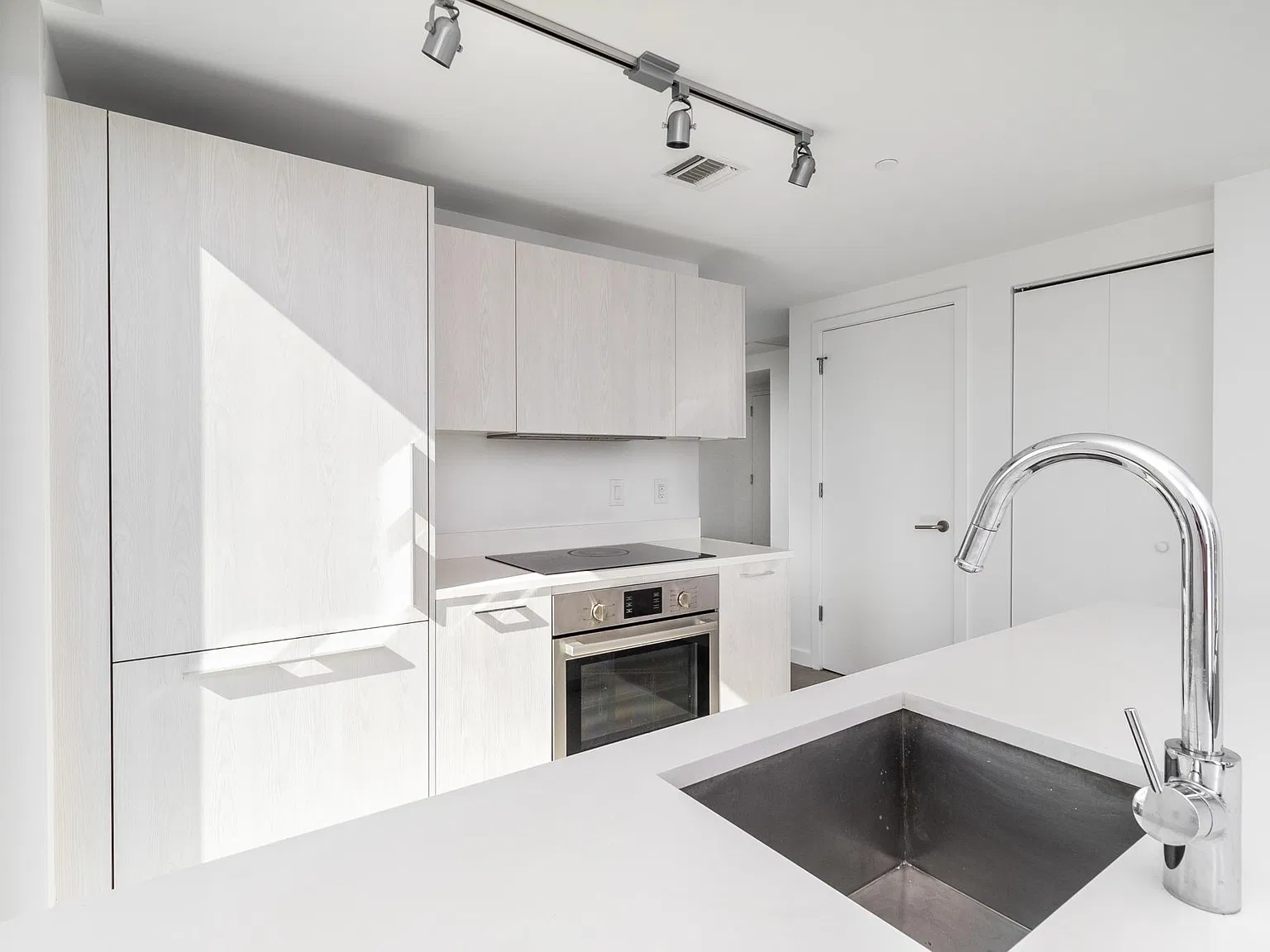 501 NE 31st St — Photo 3