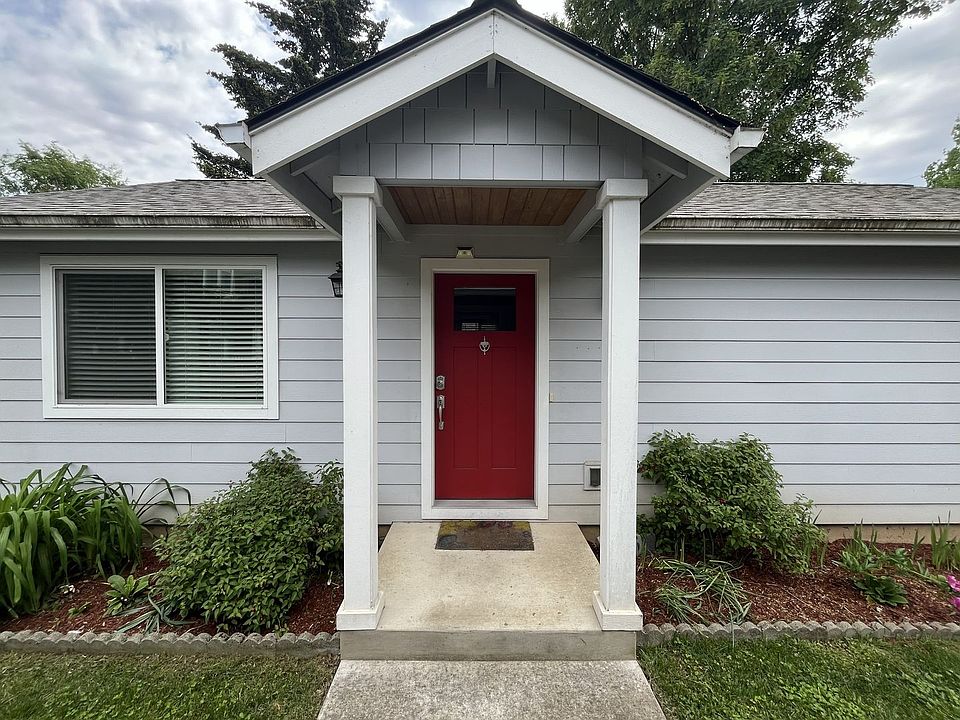 1st image of 2822 NE Davis St #B