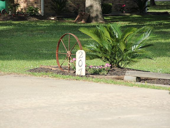 3rd image of 207 Countrywood Cir
