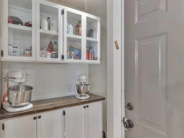 Coffee/ bar area + storage, next to pantry