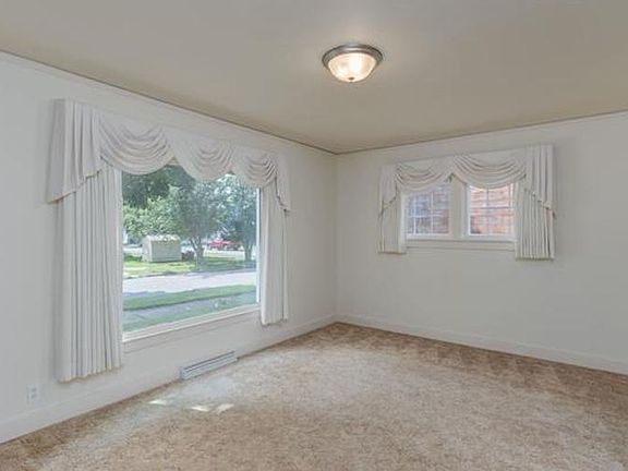 4th image of 422 W Minckler St