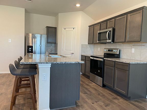 4th image of 507 Farmhouse Ln