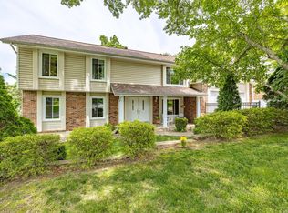 12391 Woodline Dr, Saint Louis, MO 63141