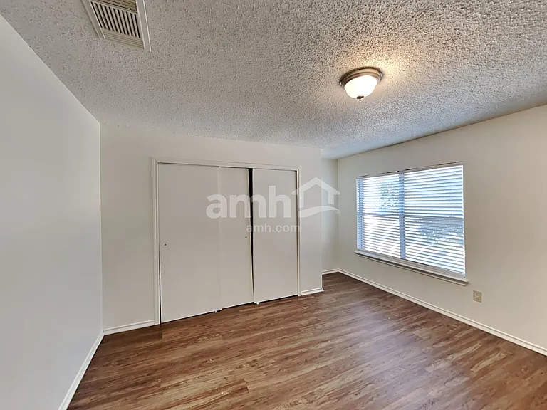 8135 Chestnut Manor Dr — Photo 12