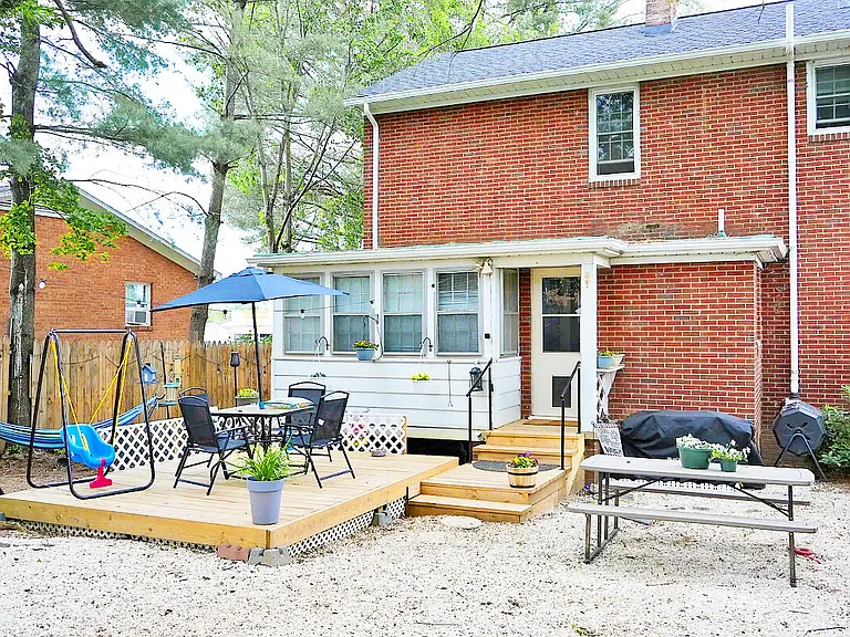 1044 N Main St — Photo 22