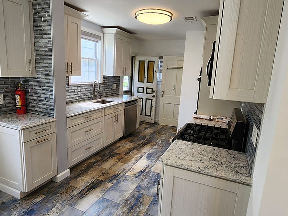 4th image of 236 Rosewood Ter
