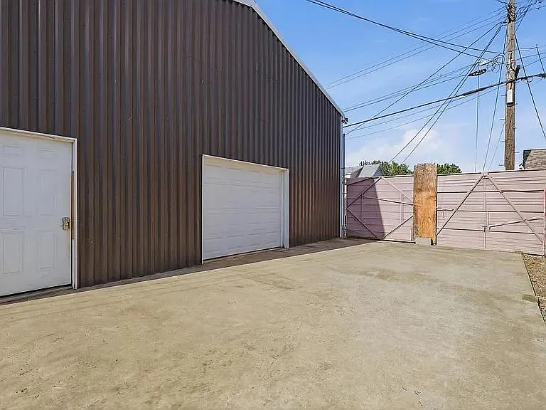 2424 N Columbus St — Photo 2