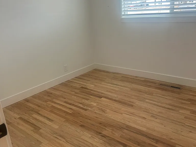 431 W Clark St — Photo 9
