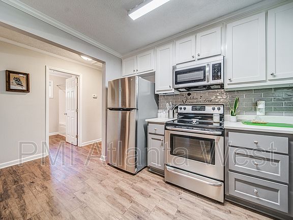 4th image of 2519 Lakeshore Dr NE