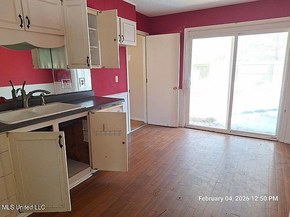 4th image of 1204 Park Ln