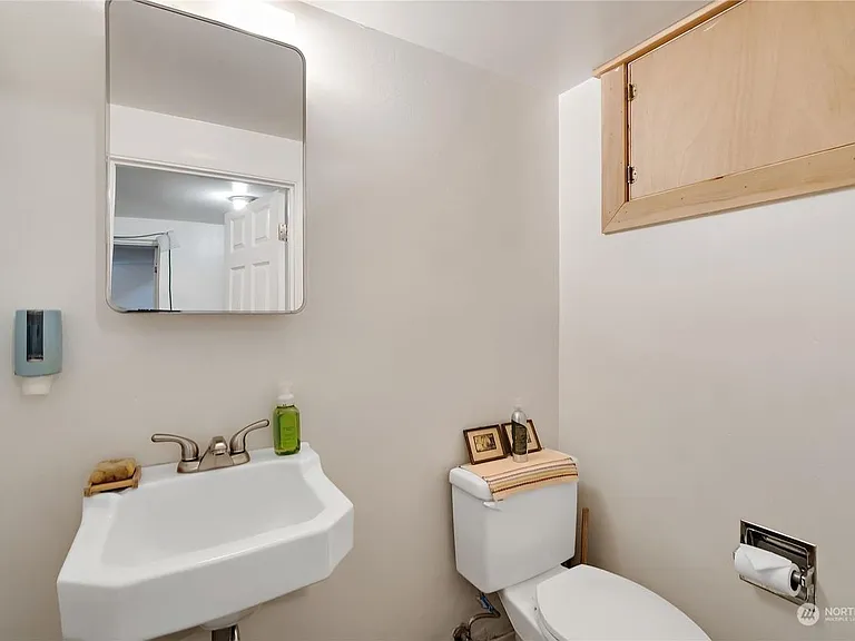 13717 NE 70th Pl — Photo 2