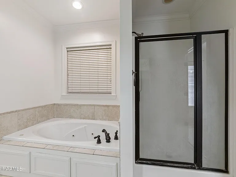 100 Shumard Dr — Photo 31
