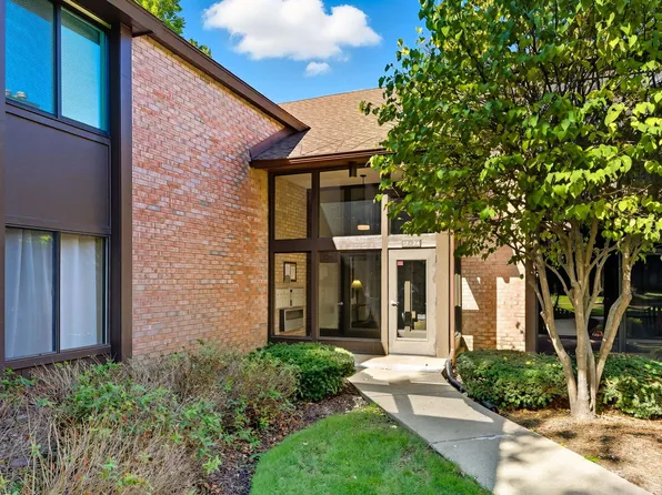 740 Saint Andrews Ln APT 22, Crystal Lake, IL 60014