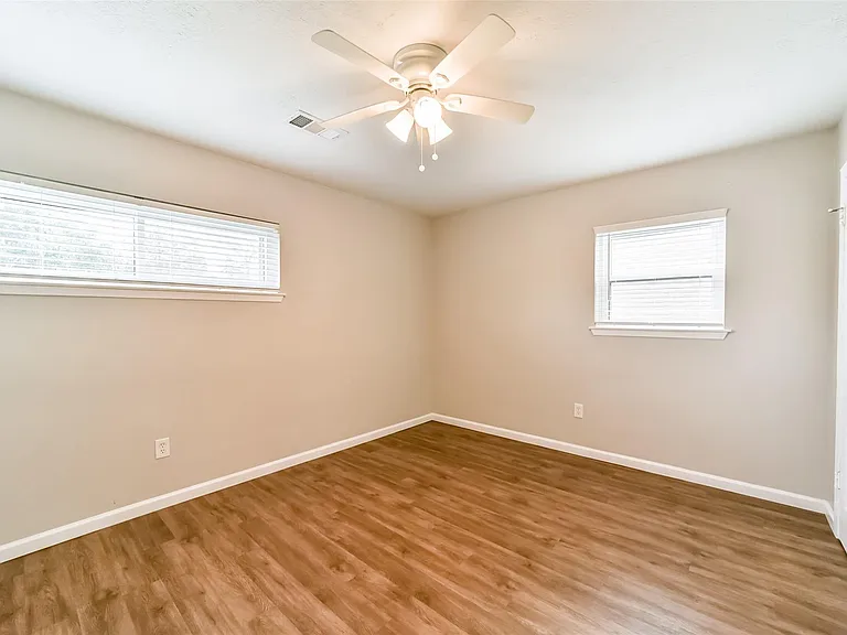 504 Avondale Ln — Photo 9