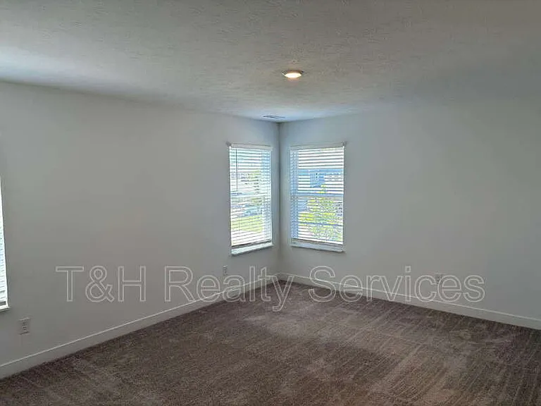 542 Jefferson St — Photo 13