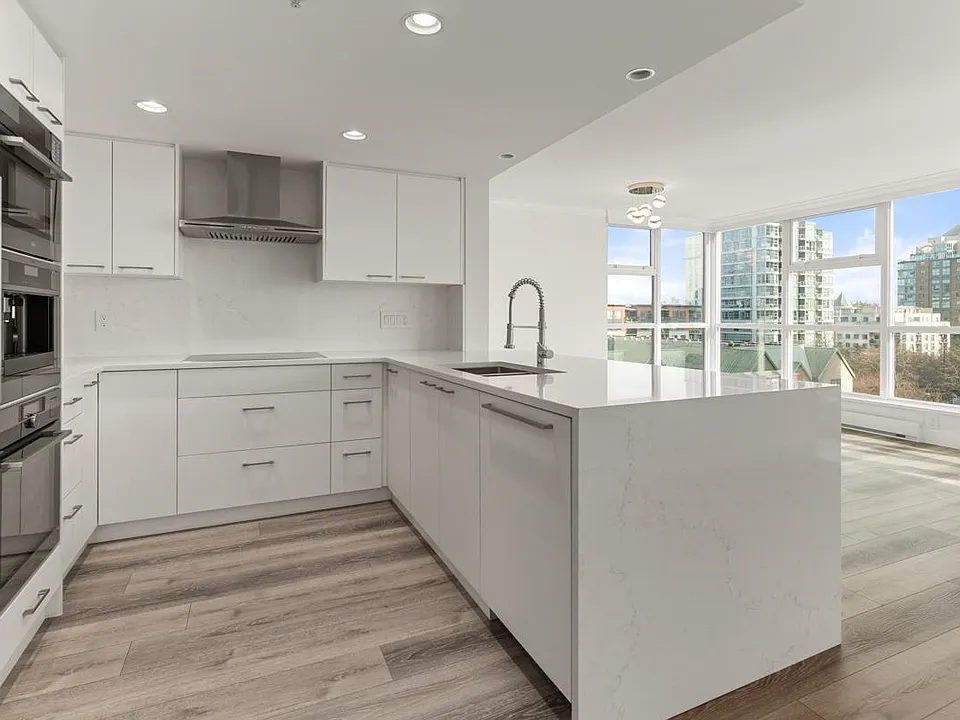 125 Milross Ave #704