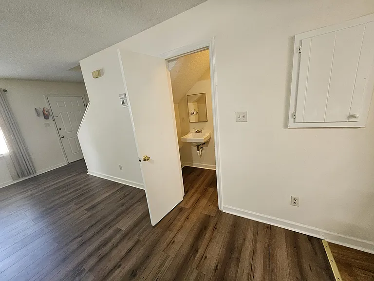102 Cedar Ct #B — Photo 18