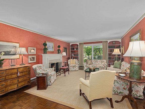 5th image of 140 Franklin Pl E APT 106