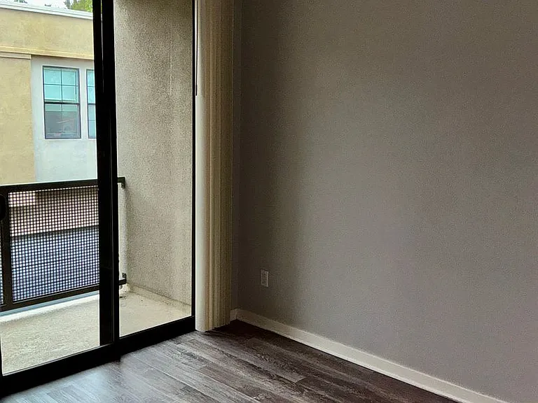 537 W Maple Ave — Photo 33