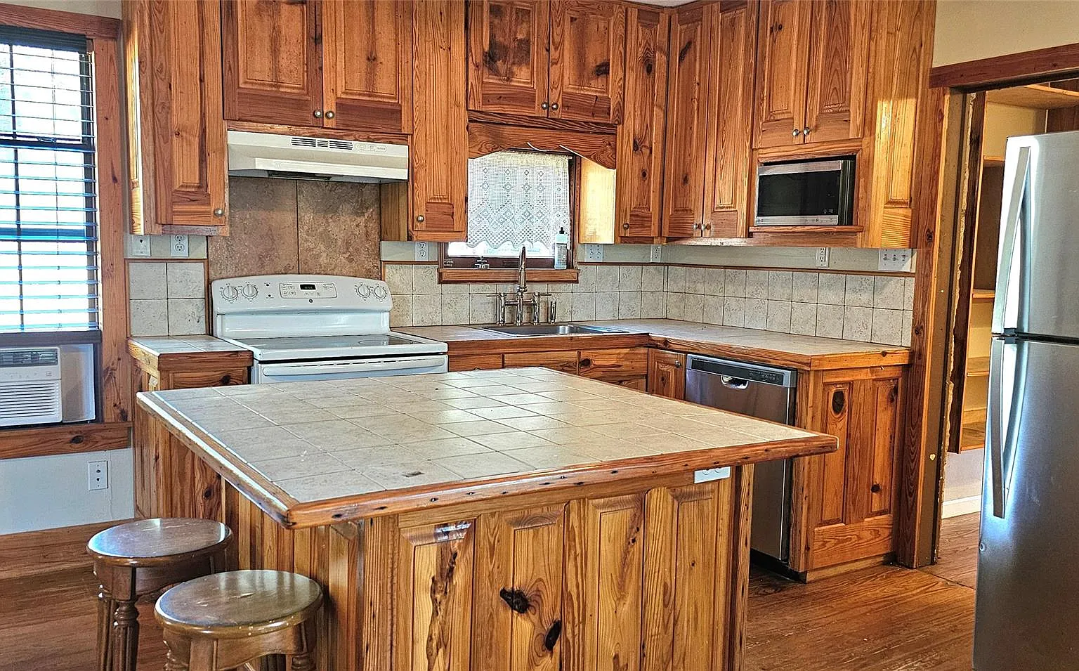 2 bed, 1.0 bath, 1069 sqft, $1,650 — Photo 3