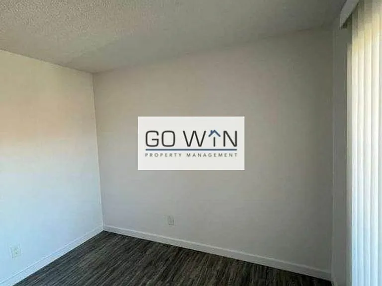 1212 W Mountain View Rd — Photo 3