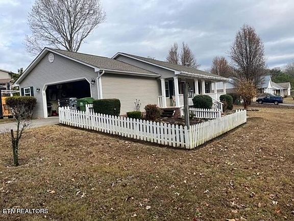 3rd image of 917 Ruby Dr