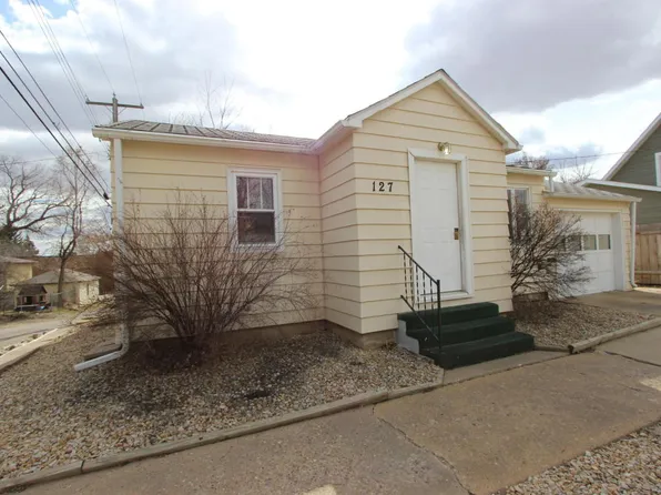 127 4th St W, Dickinson, ND 58601