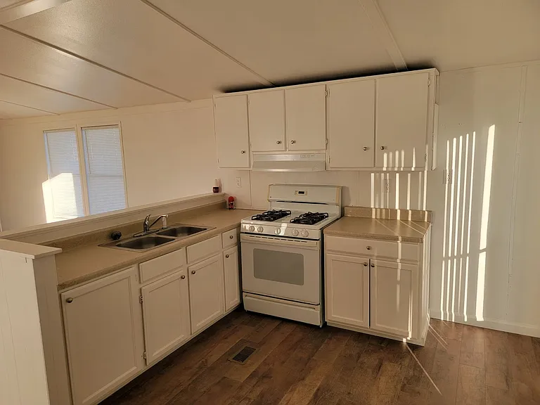 1895 Monterey Dr — Photo 2