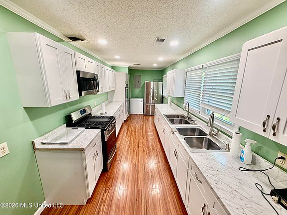4th image of 748 Cherry St