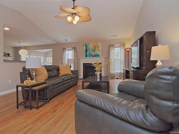 3rd image of 4042 Buckingham Dr