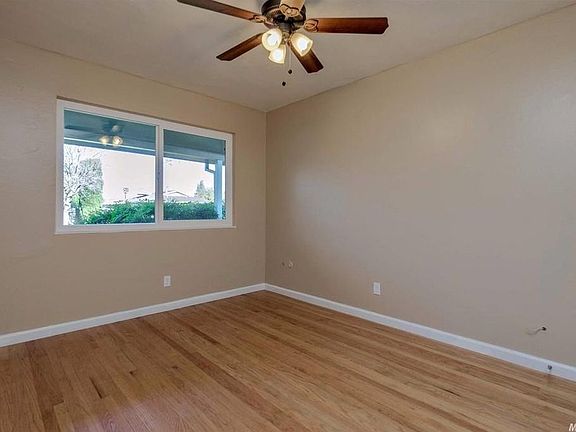 4th image of 305 Porter St