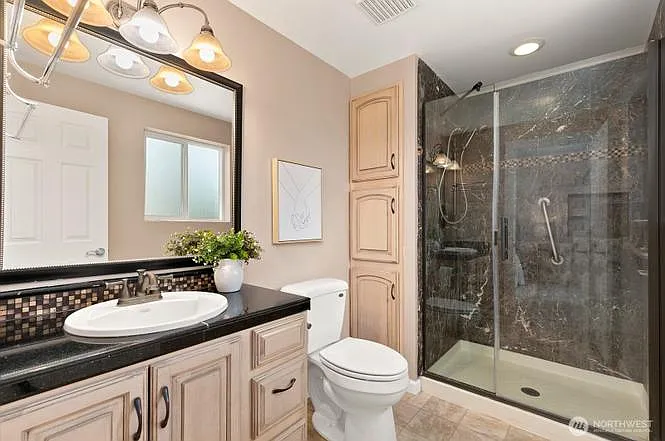 Private en-suite bathroom