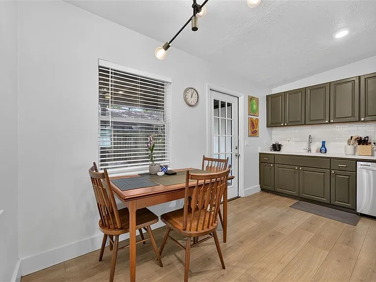 1822 Canton St — Photo 9