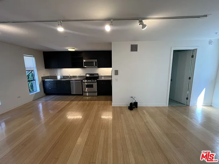 320 Indiana Ave #B — Photo 8