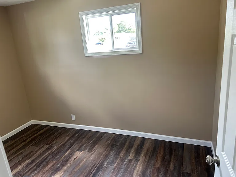 172 Erie Ave — Photo 10