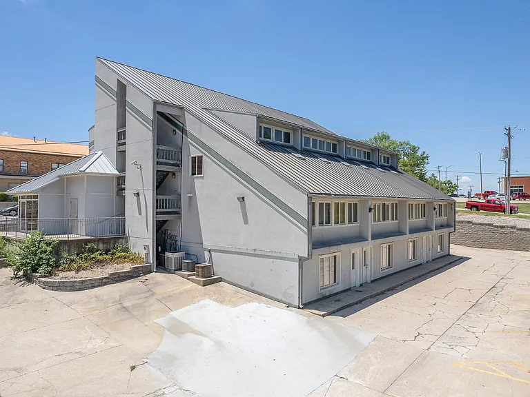 1015 Madison St E — Photo 3