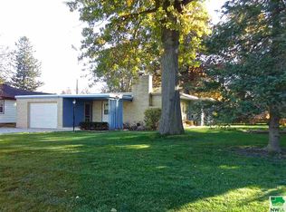 9 Renshaw Dr, Storm Lake, IA 50588