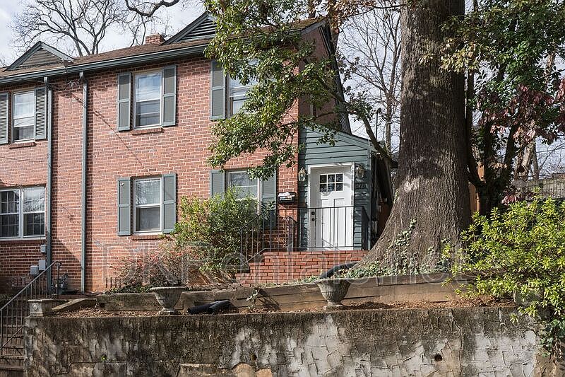 1st image of 876 Argonne Ave NE