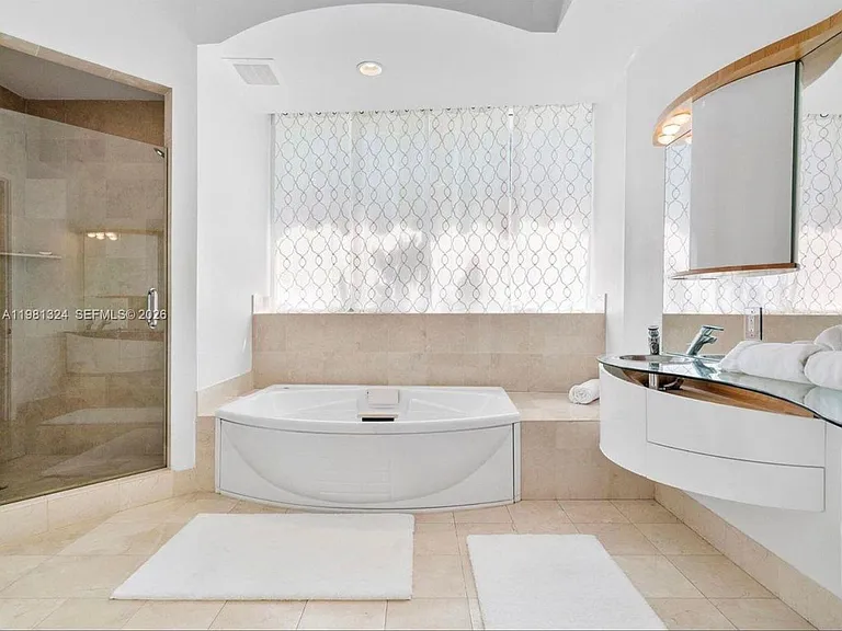 18101 Collins Ave #401-fl 33 — Photo 18