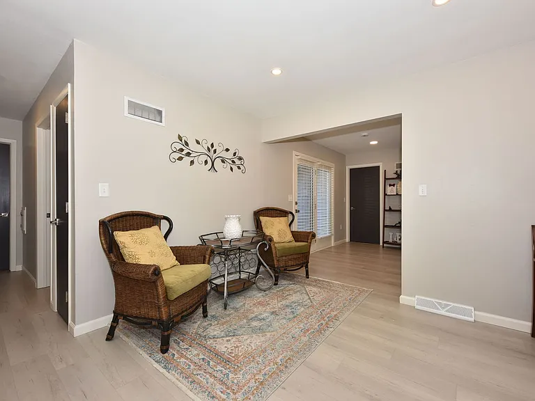 1538 W Liebau Rd — Photo 19