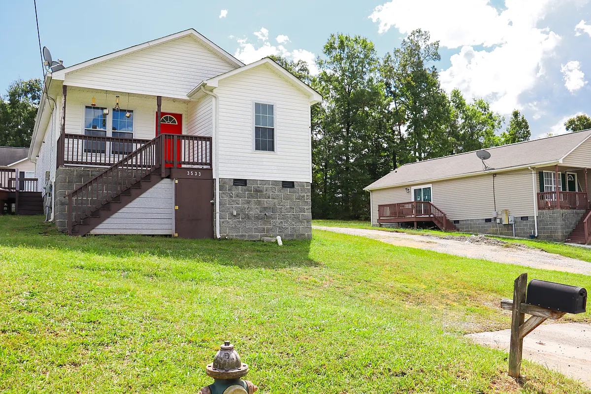 Building Photo - 3533 Riverside Dr