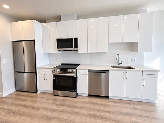 4th image of 8423 Cedar St #202