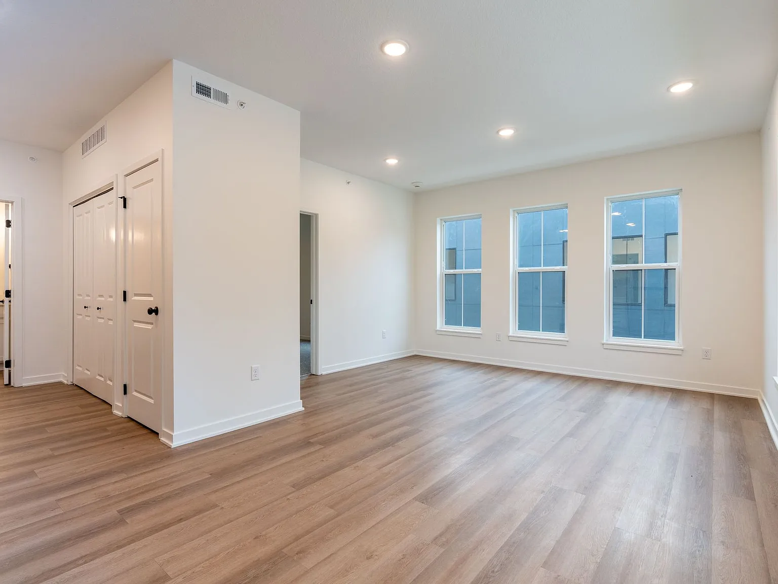 Forest Ave Rowhomes — Photo 2