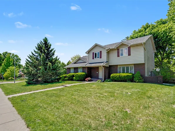 900 Prairie View Dr, West Des Moines, IA 50266